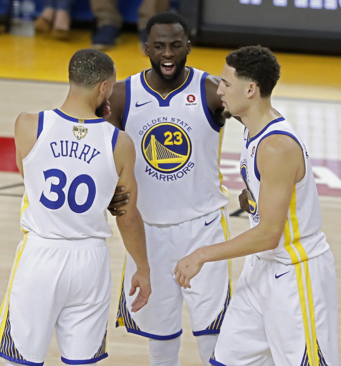 太逗了！追梦爆料库里尾椎骨受伤，比划手势隔空抓捏库里屁股