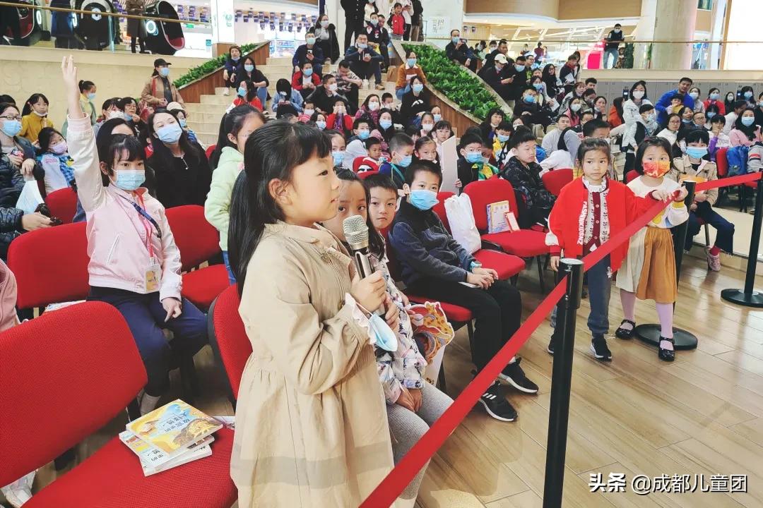 小记者采访大作家,小记者与大作家