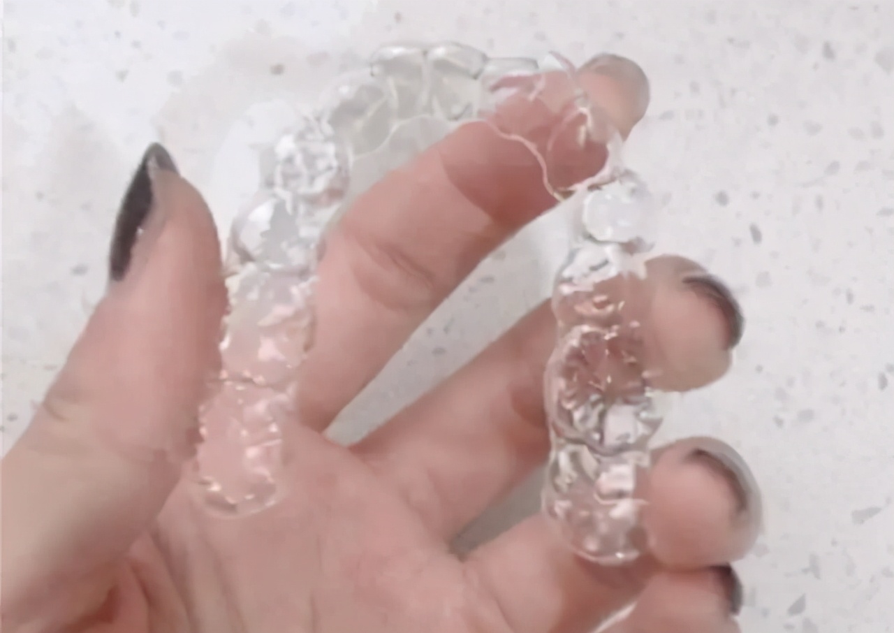 戴着隐形牙套吃过冷的会怎么样,为什么戴了隐形牙套总是口渴