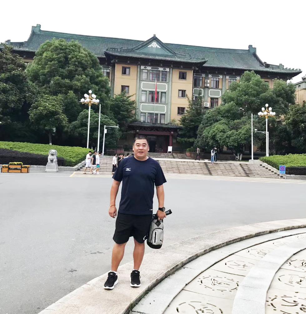 明日故事丨从保级到与冠军掰手腕这支黑马球队以快乐为本