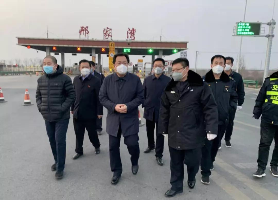 致敬坚守防疫一线的守门人,坚守岗位做表率抗击疫情当先锋