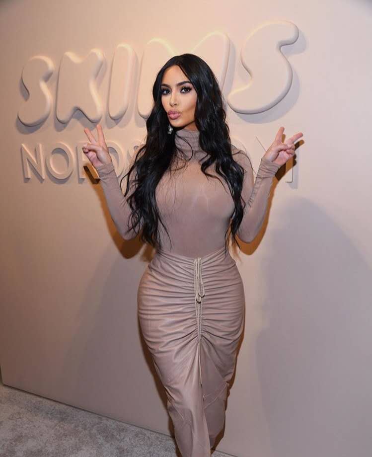 卡戴珊裸色系穿搭,卡戴珊裸色风格