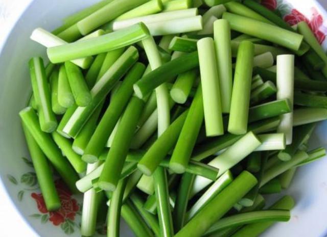 蒜苔炒肉炒到什么程度,为什么蒜苔炒肉蒜苔不入盐