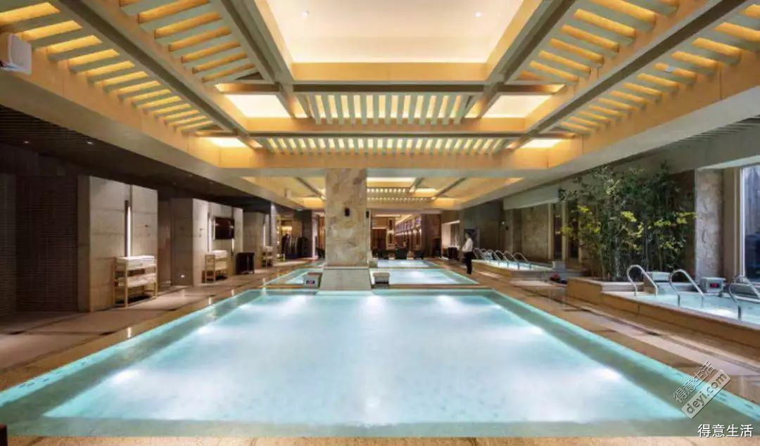 谁说温泉非要去咸宁！在武汉，人均100+就能泡汤、吃自助和看电影