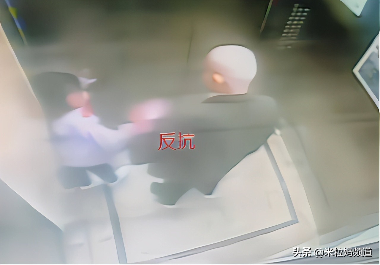 电梯9岁女孩机智自救,女人电梯自救