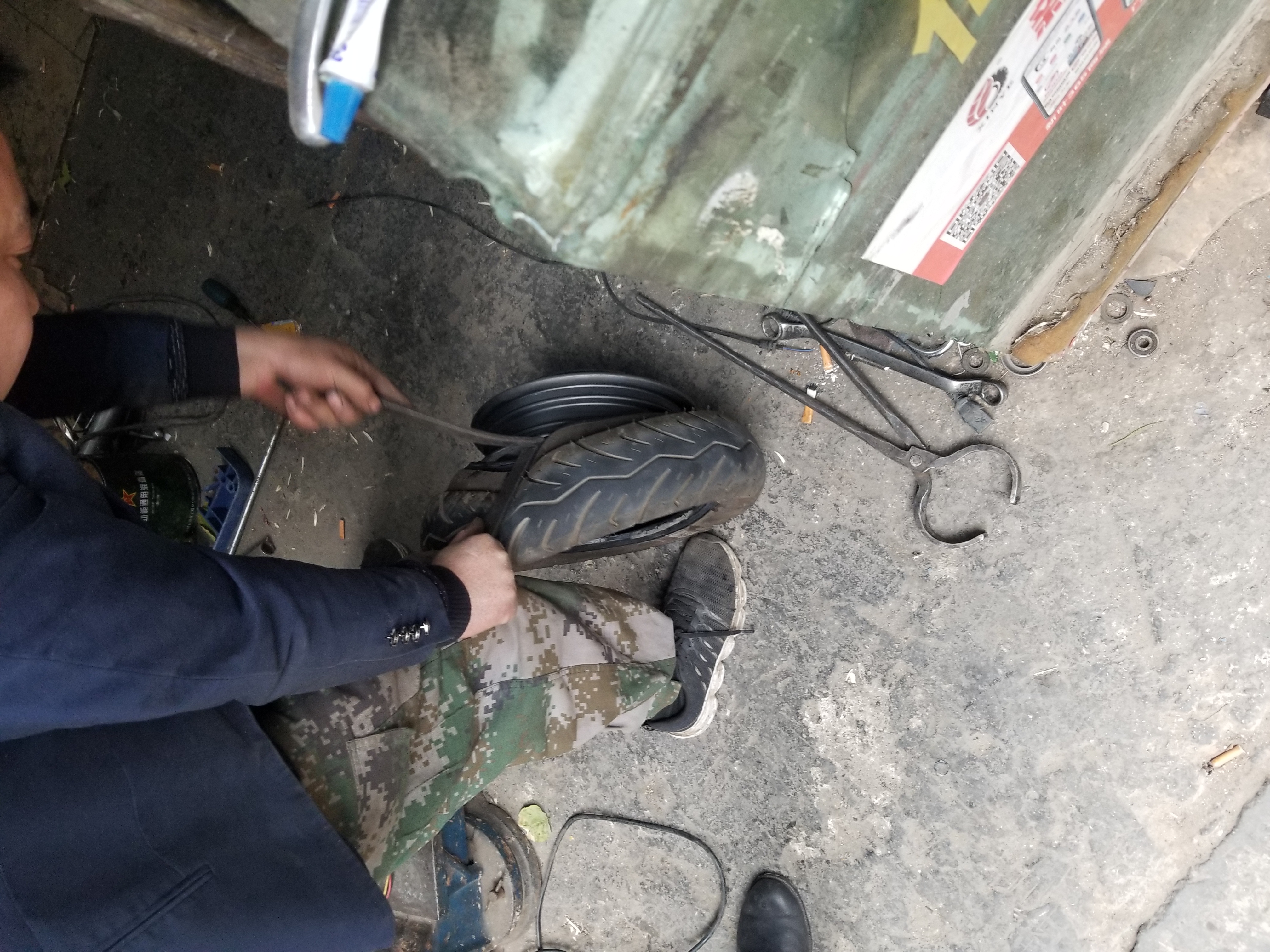 本田裂行125换后轮胎全过程,本田裂行125换轮胎要多少钱