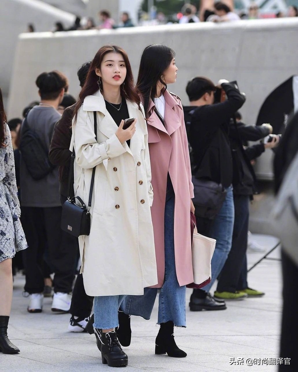 韩国女生街拍穿衣打扮,韩国美女穿个性衣服走秀