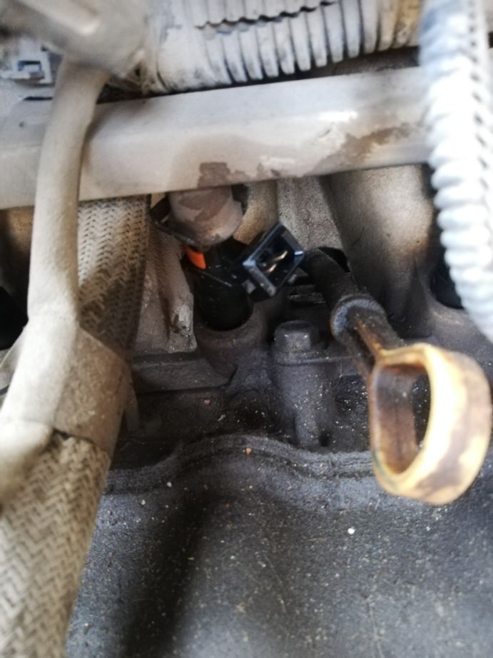 冬天启动车汽油味很重,冬天启动车子尾气一股汽油味