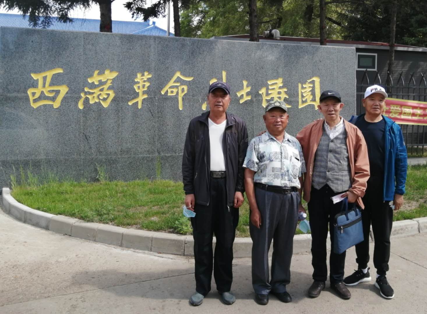 战友在烈士陵园大哭,老兵在战友纪念碑前痛哭