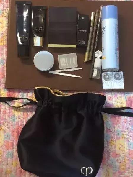 到底是什么神仙眼影盘，能让戚薇用到铁皮