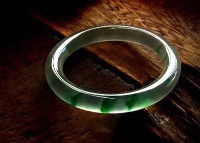 翡翠手镯基本知识大全,翡翠手镯的鉴赏方法和技巧