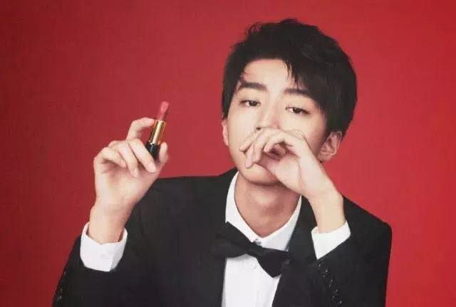 涂上像自己本身唇色的口红,涂上自己喜欢的口红