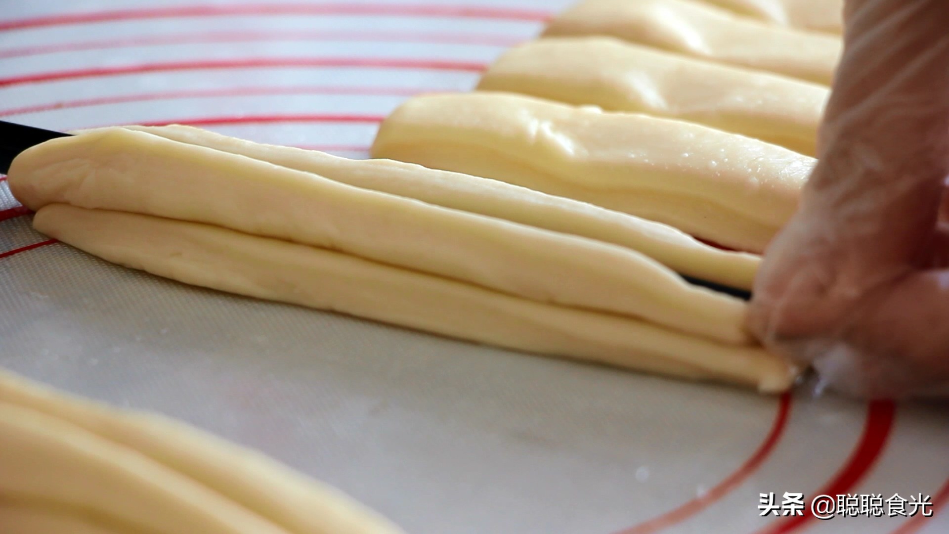 油条怎么炸没有酵母粉,炸油条什么面粉炸出来最酥脆蓬松