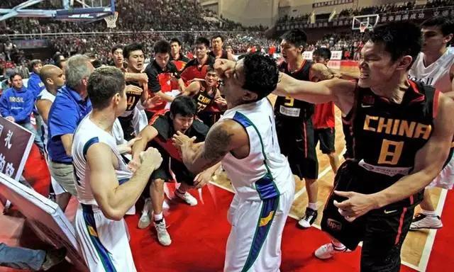 中国男篮史上打架厉害的球星：巴特尔第2，易建联上榜，朱芳雨第1