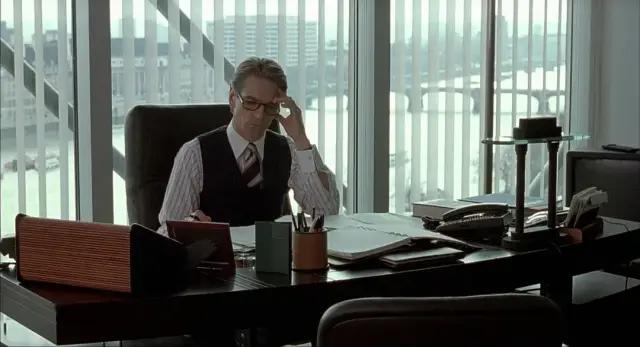 他是《洛丽塔》男主，畸形恋专业户，也是禁欲系不老男神