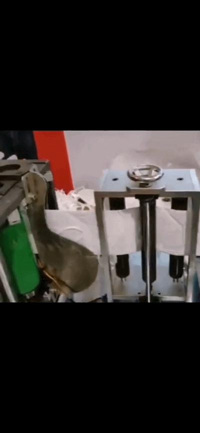 中国企业紧急转产口罩防护服,数千企业紧急转产生产口罩防护服