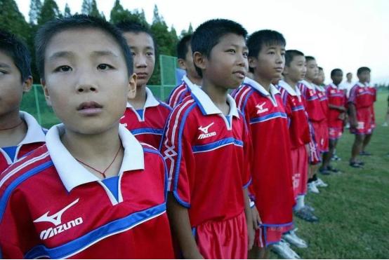 幸运的武磊：靠“干爷爷”赞助终成球王，护妻宠儿幸福不输姚明