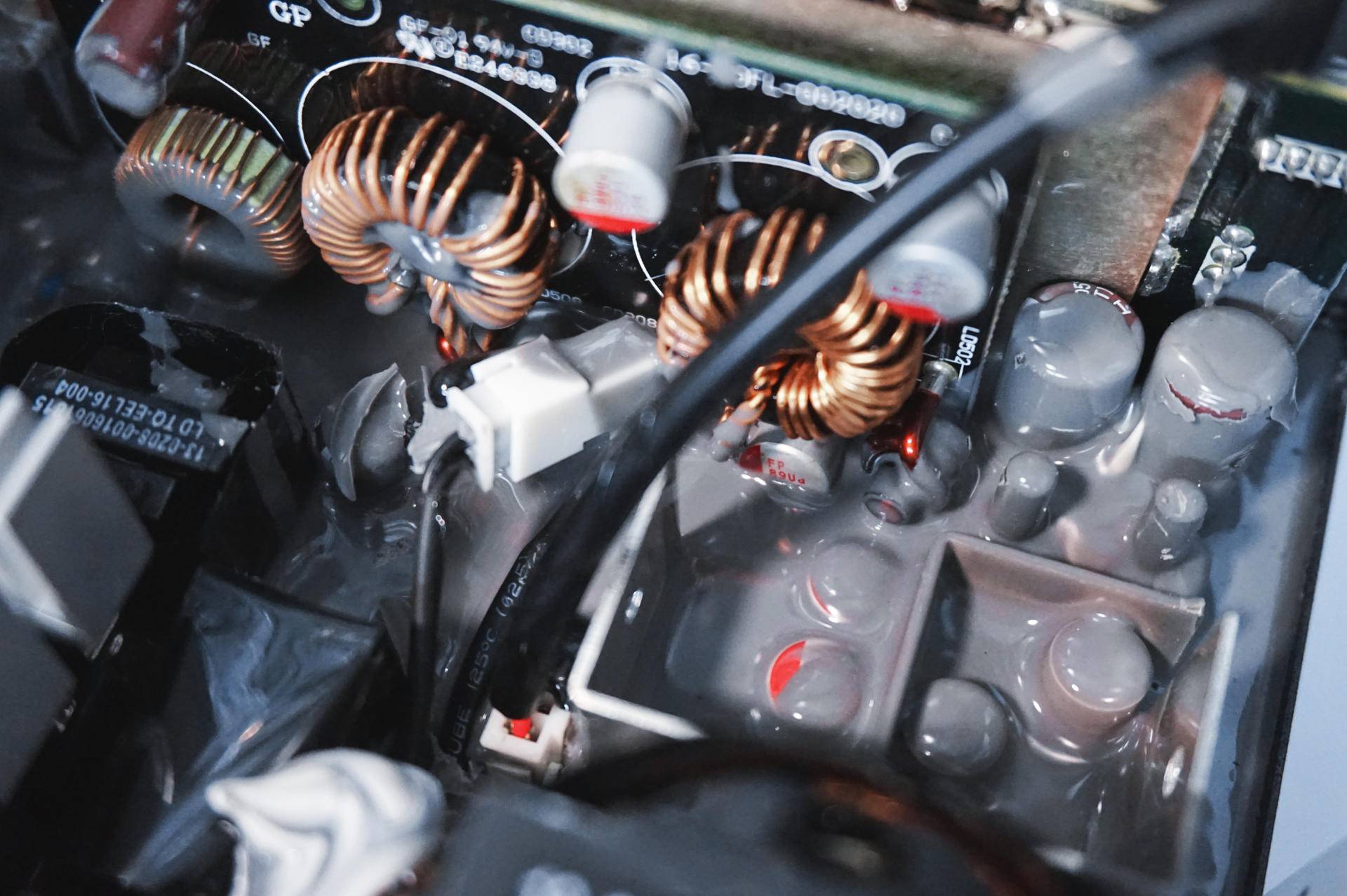 金牌全模组电源超频,超频三七防芯额定550w