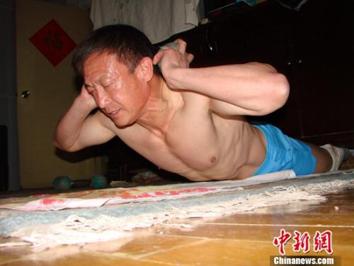 挑战不可能双腿截肢老人攀登珠峰,双腿截肢69岁登上珠峰