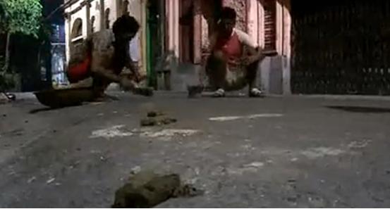 印度穷人下水道里淘金,印度穷人淘金