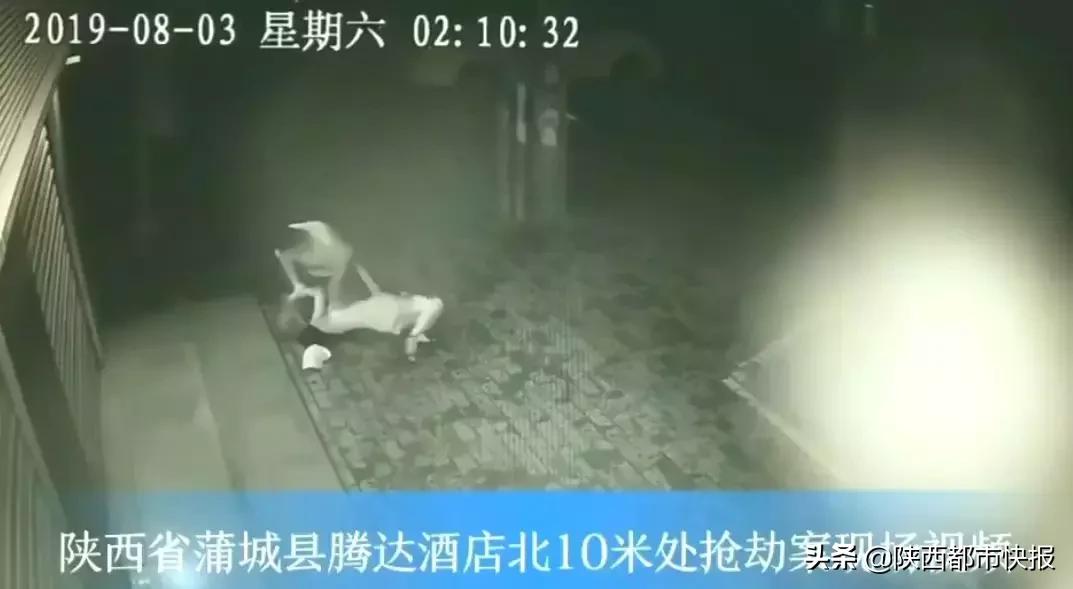 抓住了！陕西一女子深夜遭陌生男子锁脖殴打抢劫，警方回应