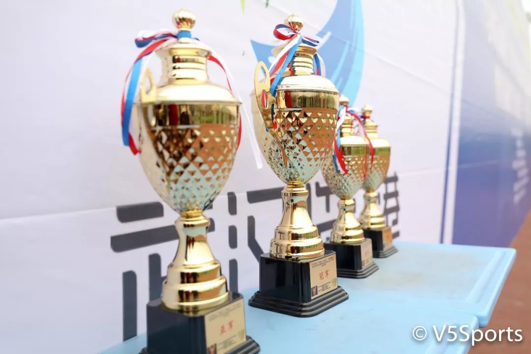 卓尔队长助阵“临空港杯”流浪者“破咒”夺冠