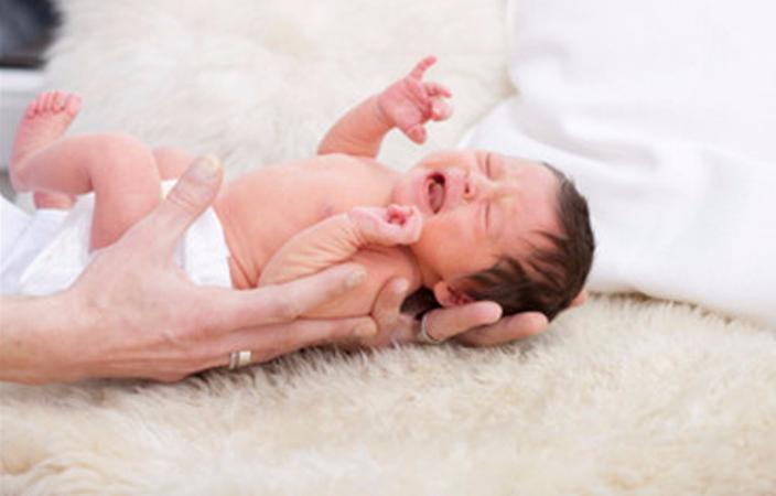 宝宝哭了怎么用安抚语,一月宝宝哭闹怎么办教你一招止哭