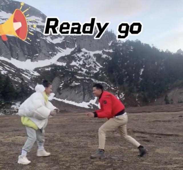 曝何超莲和窦骁,何超莲与窦骁雪山玩摔跤
