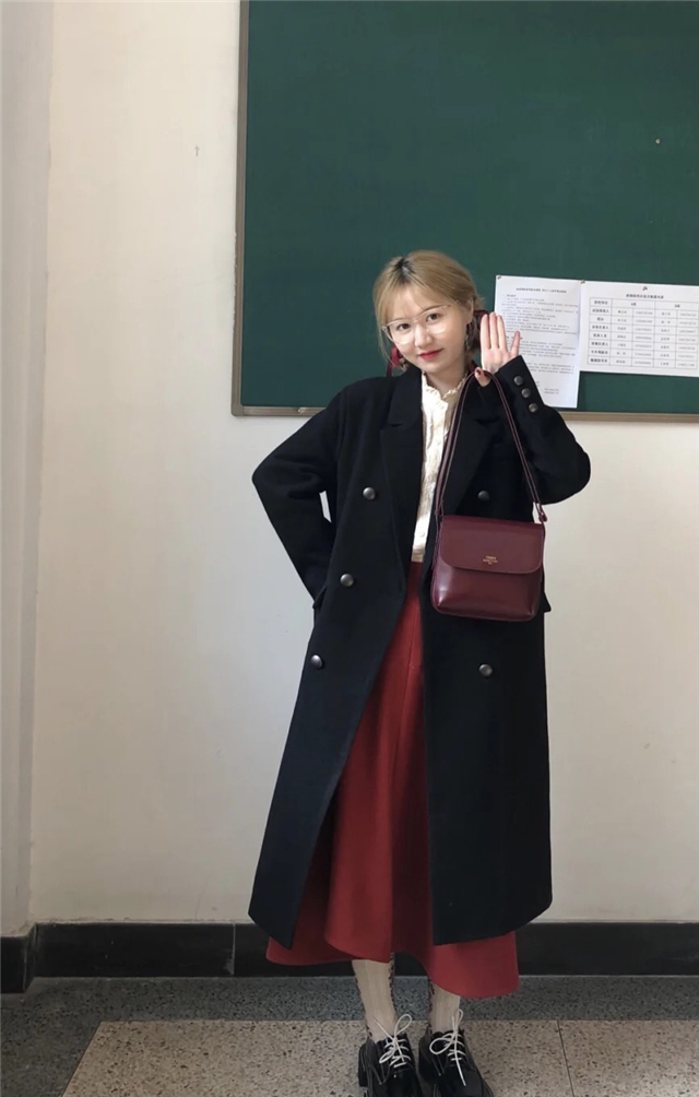 红色是秋冬最显气质的时髦的颜色,怎么把红色穿出不落俗套的时髦感