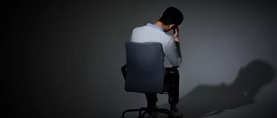 湖北某养鸡场：饲料进不来，只能让鸡多喝水。