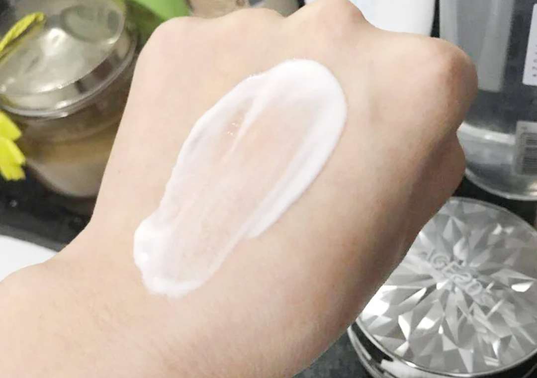 妆前乳和粉底液有什么好用的吗,妆前乳和粉底液哪个必须用遮瑕液