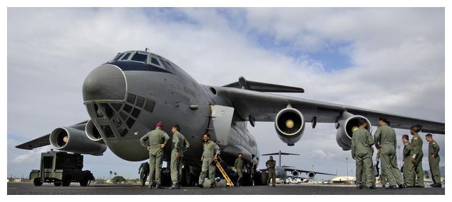 突发2件怪事：印军勒紧裤腰带买运输机，英舰艇穿航台海高调炫耀