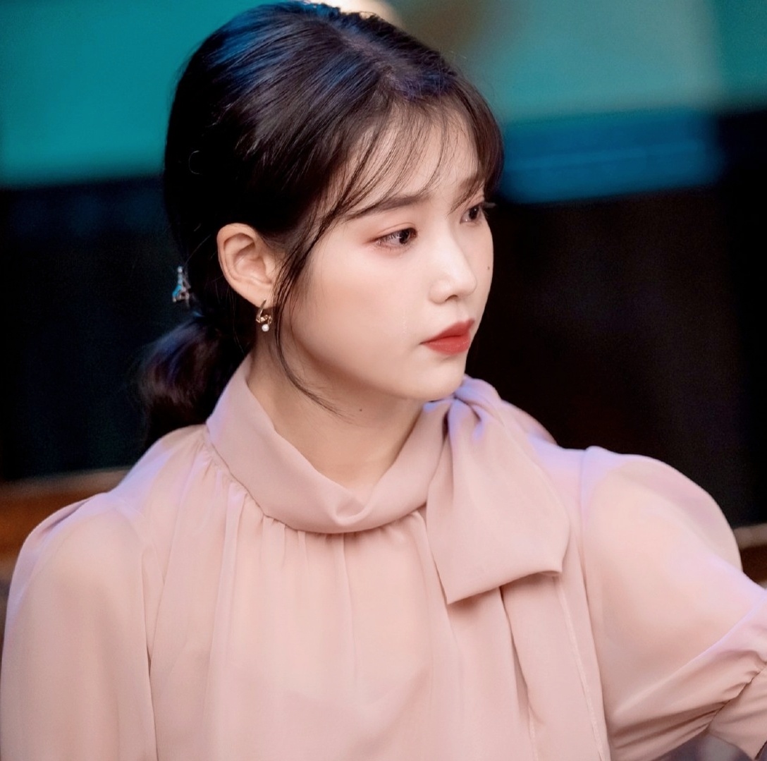 长着一张幼稚的脸，怎么驾驭“华丽感”？这两个细节告诉你真相