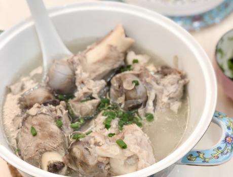 炖大骨头汤怎么炖得又烂又香,炖大骨头汤要放哪些香料