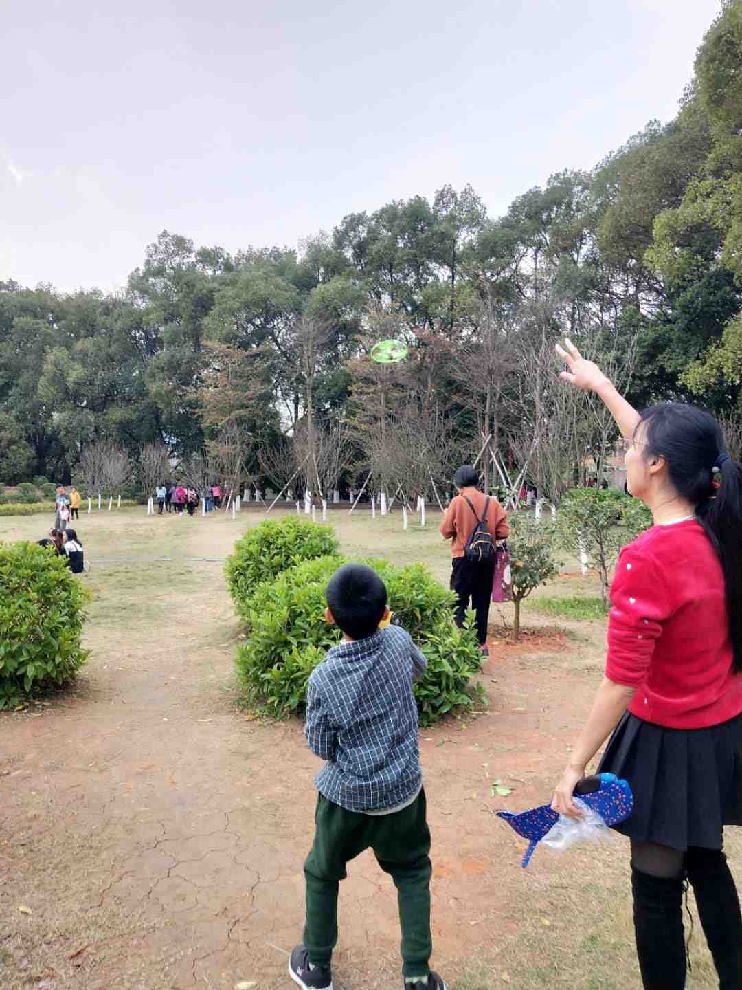 情知不久须相见，一日甚三秋，愁来不自由。‖马坝人遗址公园