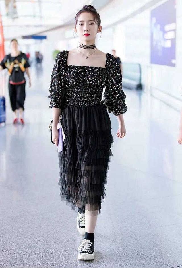 孟美岐红色连体衣,孟美岐穿黑色连体衣