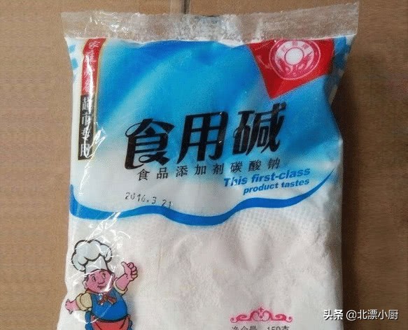 小苏打泡打粉食用碱有什么区别,食用碱和小苏打粉哪个去污更好