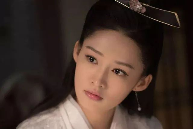 李沁的穿搭更多了解几分清新简约,李沁同款小西装搭配