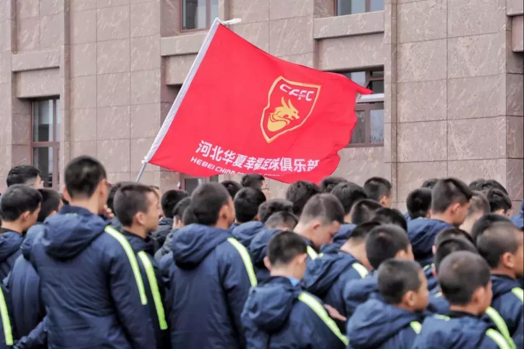 只5天时间就练出了感情——河北华夏梯队队员搂着教官依依不舍