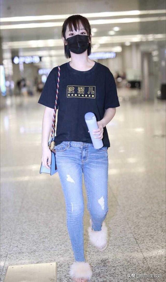 杨紫终于在机场翻车了,穿黑色T恤配紧身裤太显胖,终于信有120斤