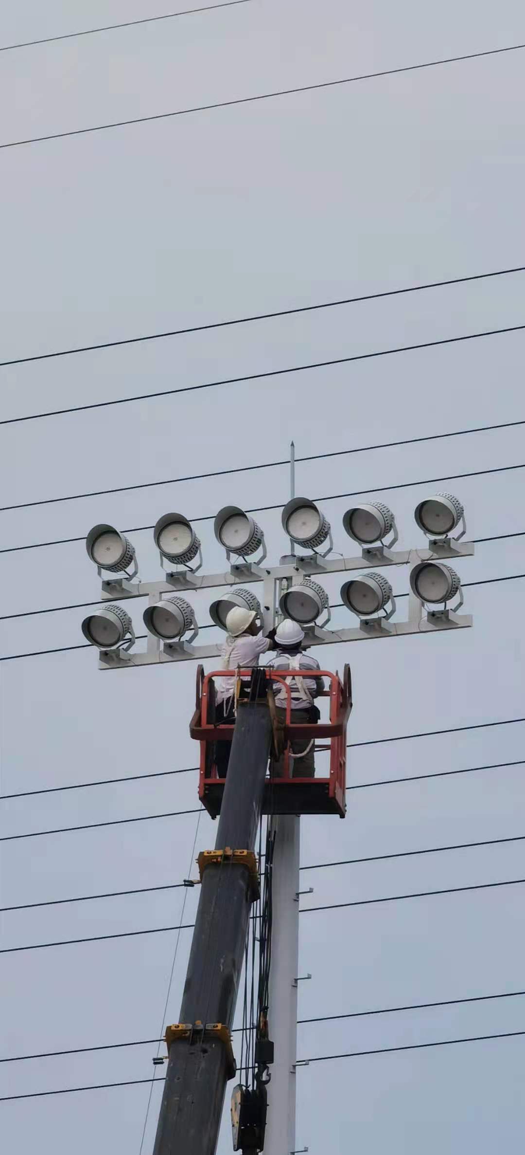 15米球场灯安装视频,足球场照明灯布置