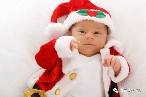 宝宝胀气便秘按摩手法,宝宝肠绞痛便秘排气操