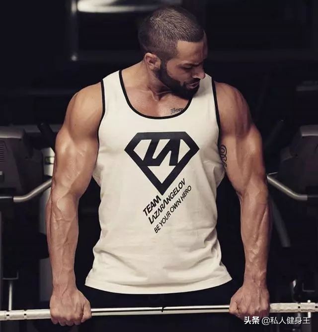 如何把肩部的三角肌练出来,如何锻炼三角肌让肩膀肌肉凸显