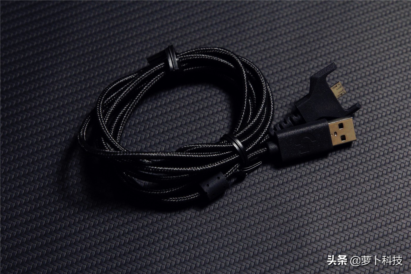 罗技g703无线鼠标评测,罗技g703鼠标底部透镜