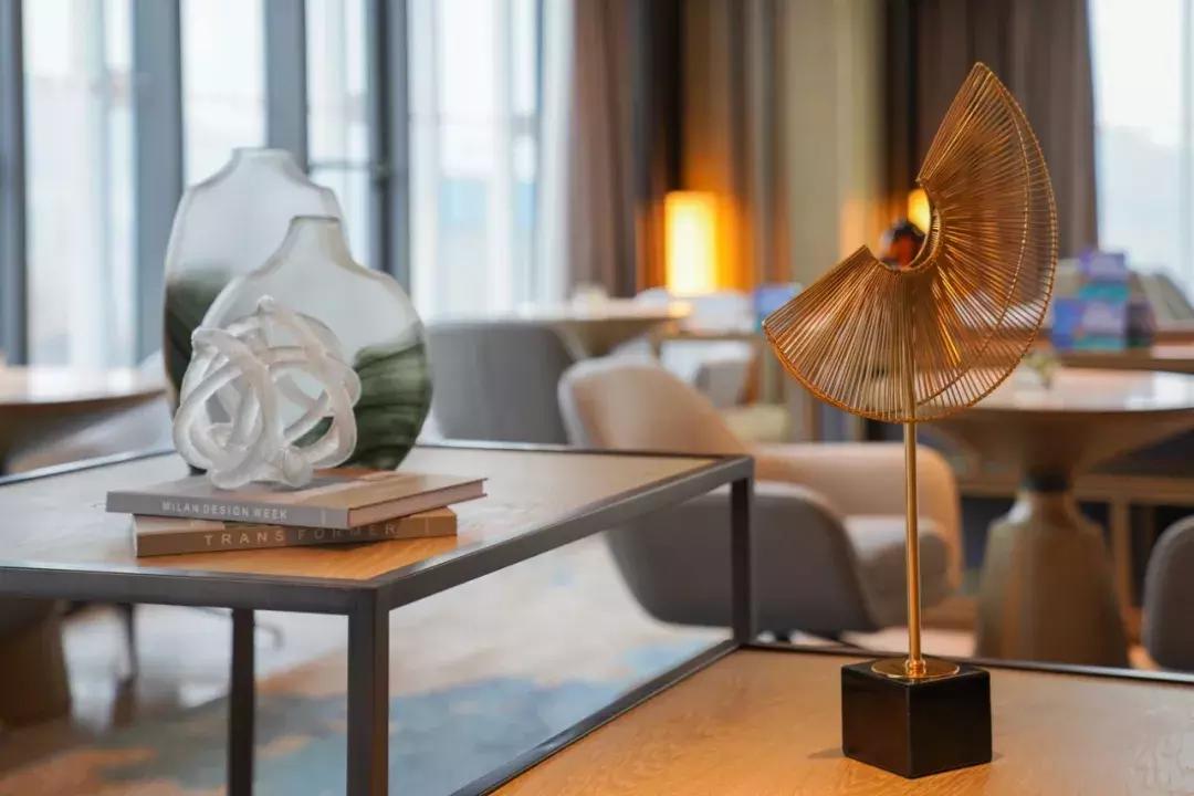 睡进这间藏身青山湖边的理想酒店，一起探寻临安城的悠居岁月~