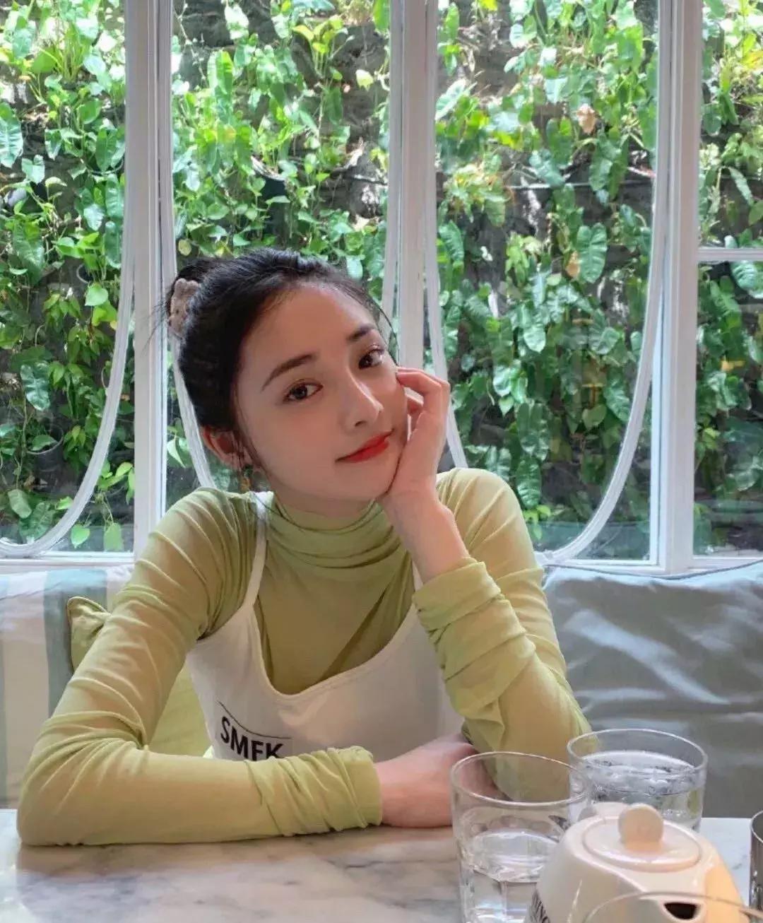 欧阳娜娜黄褐发色,2022年最流行显白的颜色