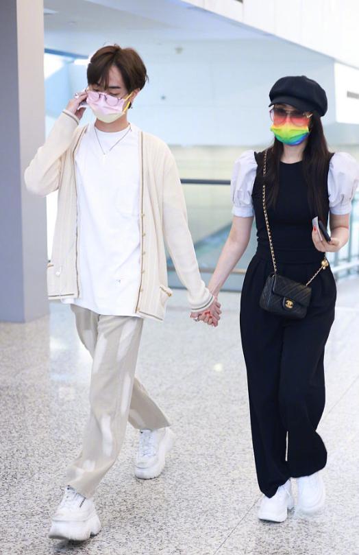 母子情深就毫不避讳？19岁恩利与伊能静现身机场，紧牵双手似姐弟