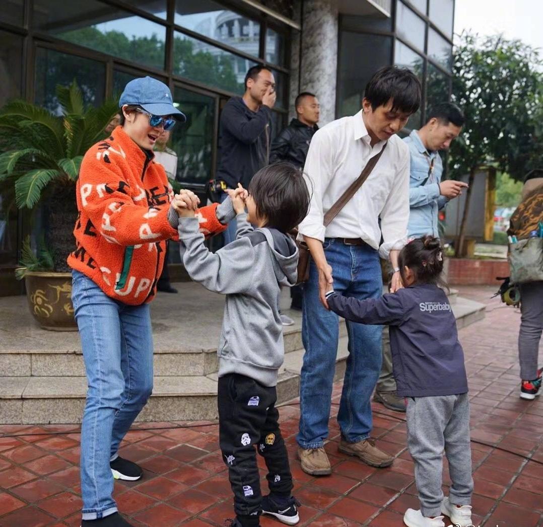 孙俪和女儿一起小跑的视频,孙俪花儿与少年