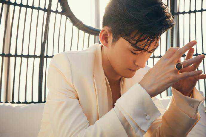 张翰帅气时尚,张翰穿粉色西装图片