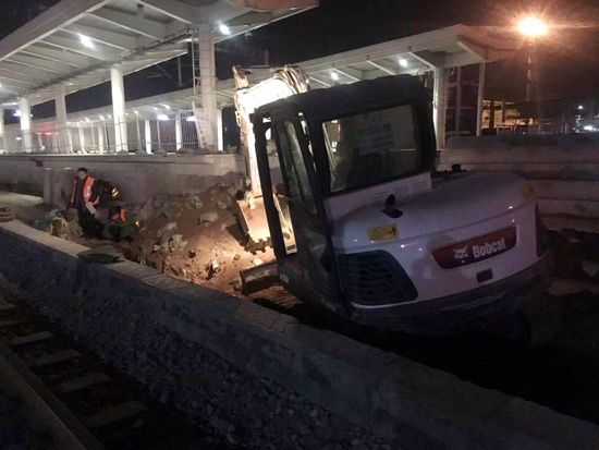 不尽商机滚滚来！他用山猫E58微挖月入三万！